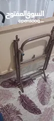  2 طاولة مطبخ بتنطوى وبتنفرد الطاوله عليها فرمايكا والقواعد حديد