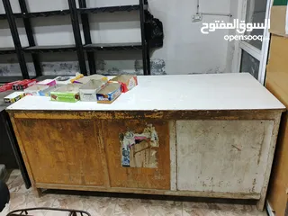  1 رفوف بلاستيك +خشب +طاوله