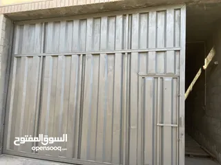  12 مخازن ومستودعات وأرض مصورة للإيجار بمساحات مختلفة