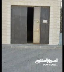  3 مخازن للايجار في تفوح .بعد دوار القدس .شارع رئيسي