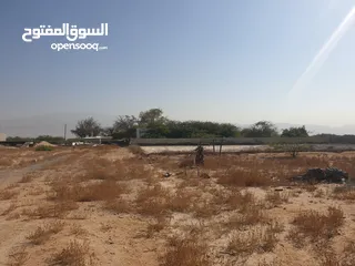  4 مزرعة للبيع بموقع مميز قريب للخدمات والسعر مناسب