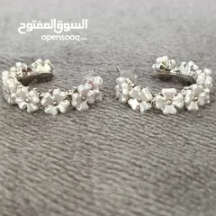  2 طقم حلق أنيق لون فضي مع زهور لون لؤلؤي