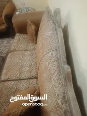  2 طقم كنب ثقيل مع طاولة و طربيزات للبيع مع البوفية 60