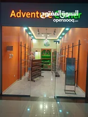  1 تجهيزات محل تجاري جاهز للالبسة المحل للبيع .