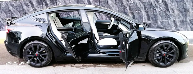 29 تيسلا 2023 model 3 فحص كامل اوتوسكور لون اسود ملوكي داخلي ابيض بحالة الوكالة بسعر لقطة ومحروووق