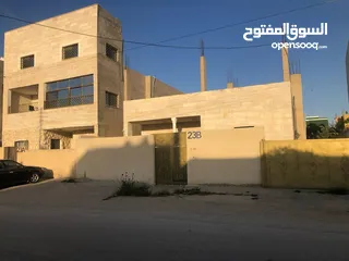  3 بيت طابقين وروف وطابق واجه حجر