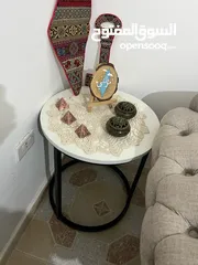  5 كنب تفصيل ما الو غير سنه جديد جديد جديد ولا كانو مستعمل مع طاولات وبرداي وسجادة كلو استعمال سنه فقط