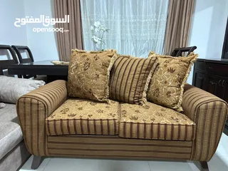  2 طقم كنب 7مقاعد للبيع بحالة جيدة جدا  السبب ا ضيق المكان