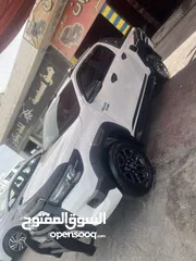  12 هايلوكس ادفنشر24  بحالة الزيرو لون ابيض داخليه اسود عليه اكسسوارات وتنجيدات داخليه مع صدام كامل اصلي