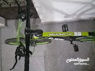  1 دراجه هوائيه جنط 26 بركات امامي خلفي و غيارات أمامية و خلفية و لا خدشة في حالة الوكالة و في احن سعر