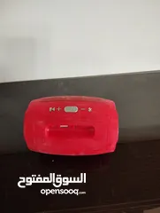  1 سماعة مكبر الصوت بلوتوث بلون احمر شغالة 100٪ ويمكن تشغيل الراديو FM بها بحالة ممتازة بسعر مغري