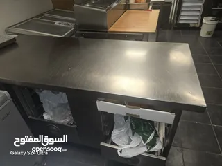  12 عدة مطعم برغر وبيتزا كاملا للبيع بسبب الاغلاق