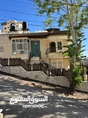  2 بيت مستقل في بتونيا مستقل مساحه داخلي 300متر مع حديقه مساحه الارض 650متر