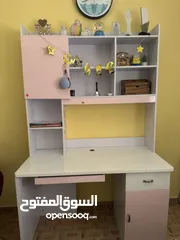  3 مكتب مع كرسي بحالة ممتازة للبيع