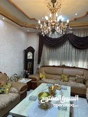  5 طقم كنب ملوكي بسعر حرق (7 مقاعد)   بحالة وكالة مع ثلاث طاولات رخام وخشب