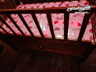  11 تخت بيبي عدد 2 ازرق و زهري اندونيسي مع الهزاز للتواصل