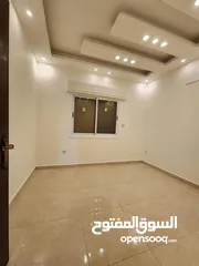  15 شقه طابقيه لها مدخلين معها غرفه علي السطح
