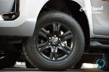  5 موديل 2023 Toyota Hilux لون سلفر اطارات المنيوم