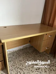  1 طاوله خشب بحالة الجديدة للبيع بداعي السفر ويوجد عفش منزل كامل