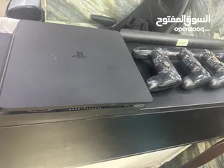  5 PS4 slim جهاز بليستيشين 4 سلم مع 4 ايادي تحكم و اشتراك للبيع مع 4 ايادي تحكم