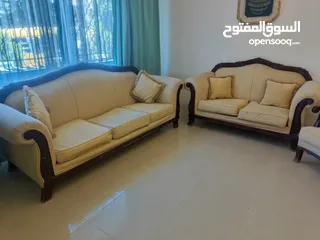  6 طقم كنب لون بيج مستعمل (مكون من سبع مقاعد)...