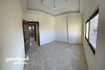  8 فرصة شقة طابق ثالث بسعر مغري