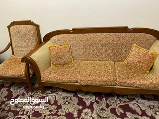  3 طقم كنب خشب زان بحالة جيده جدا 9مقاعد اربع مفردات ثلاثيه ومجوزة مع السجاده وثريات عدد اثنين