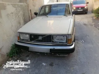  1 سيارة فولفو طراز  gl244