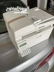  2 طاوله مستطيل مع طاوله زاويه يمكن الحاقها بها كما في الصوره كراسي بعجال عدد 3  كراسي بلاستيك عدد 12