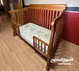  9 تخت طفل وطاولة غيار