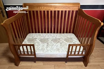  2 تخت طفل وطاولة غيار