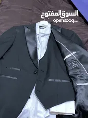  4 بدلة عريس تكسيدو مستعمله مره واحده