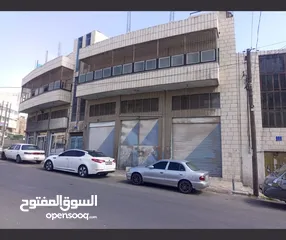  2 للبيع مجمع تجاري مكون من ستة أبواب مع سدد وشقتين سكنيات فوق المحلات وقبو واسع طابقين مع امكانية التع
