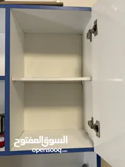  2 مكتب بحالة جيدة مع رفوف و خزانتين