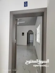  15 للبيع.. شقه جديده بالطابق الأول في المعبيله 8 قرب جامع الأمين