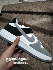  5 حذاء نايك Air Force أنيق - رمادي وأبيض، مقاس مريح وحالة ممتازة!"
