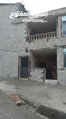  9 بيت طابقين ومخازن بابين في إربد قرية حبكا