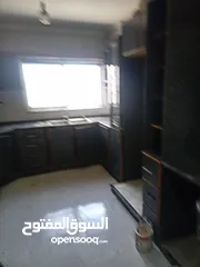  2 شقه 135متر الزرقاء طريق الاتستراد بالقرب من مرايا تبعد عن  الشارع الرئيسي 50 متر