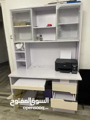 10 خزانة ملابس + مكتب دراسة بتصميم أنيق ولون موحّد بحالة جيدة - معاً بسعر مميز