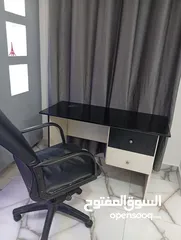  1 مكتب وكرسي جلد بحالة ممتازة