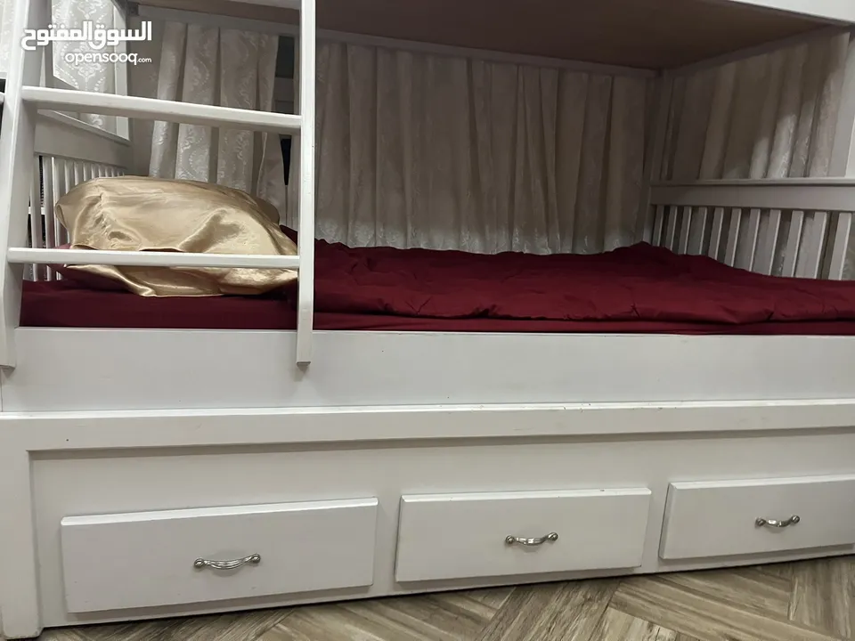 تخت ثلاث طوابق مستعمل في حالة جيدة