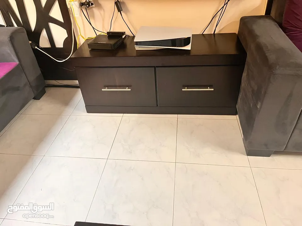 اثاث مستعمل بحالة جيدة (طقم كنب/ طاولة سفرة/ مزنون/ طاولة وسط/ براويز/ برداي)