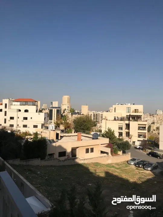 شقه شبه مفروشه في عبدون بالقرب من السفاره البريطانيه واللبنانيه
