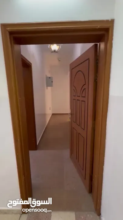 شقة عائلية للإيجار في الموالح الجنوبية بموقع مميز  Spacious Family Apartment for Rent in Al Mawaleh