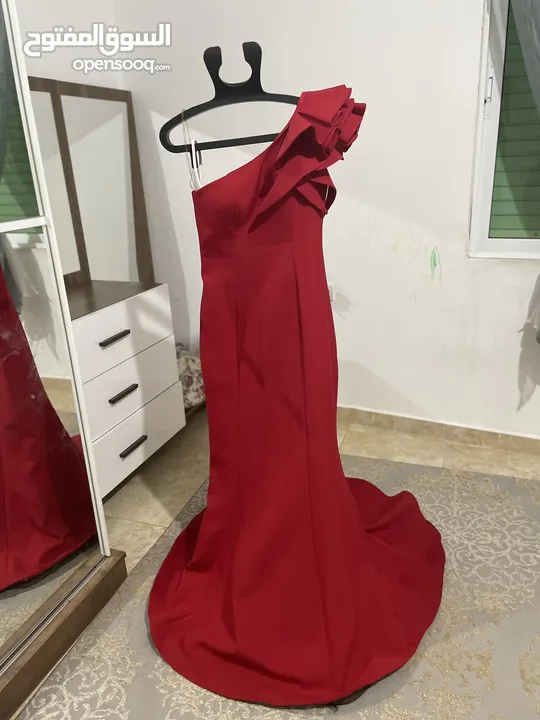 فستان احمر تقيل للبيع