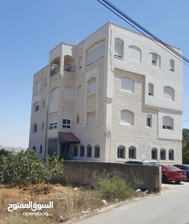عماره  كامله للبيع 6 طوابق يوجد فيها 20شقه بيرزيت  مساحه الارض دونم