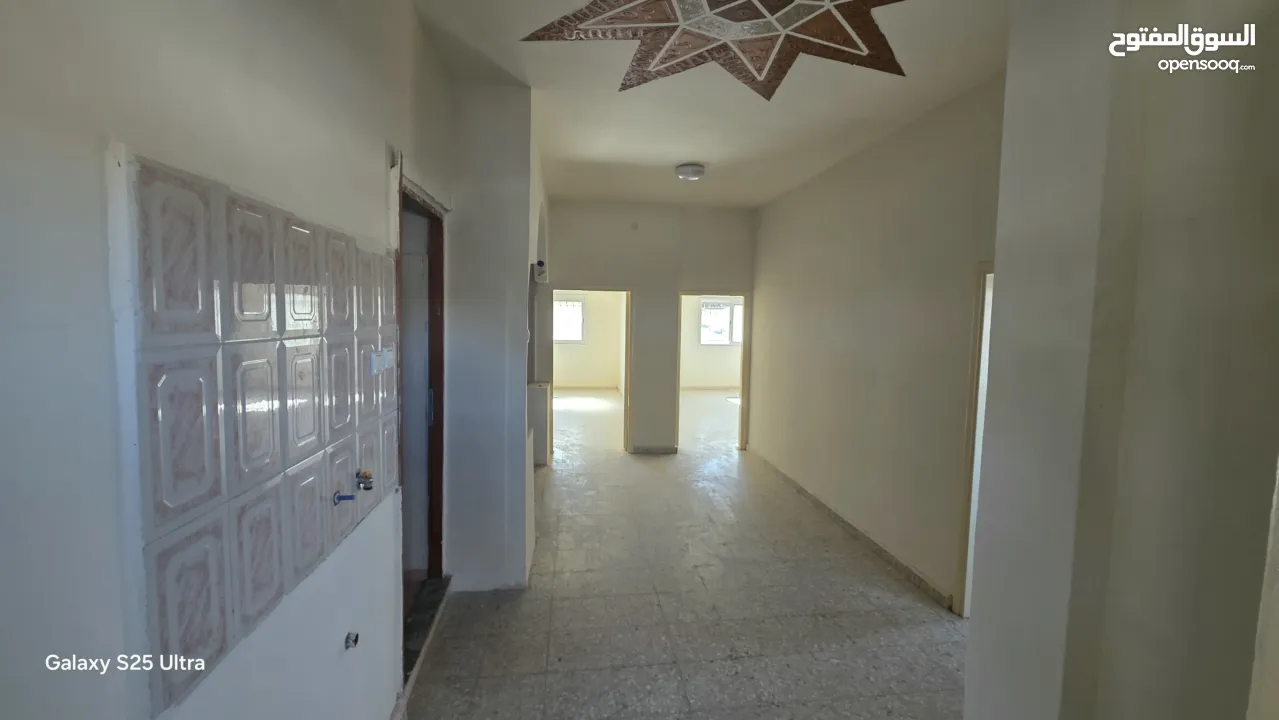 يتوفر لدينا شقة مع مخازن للبيع