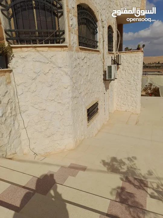 مزرعة مع بيت للبيع