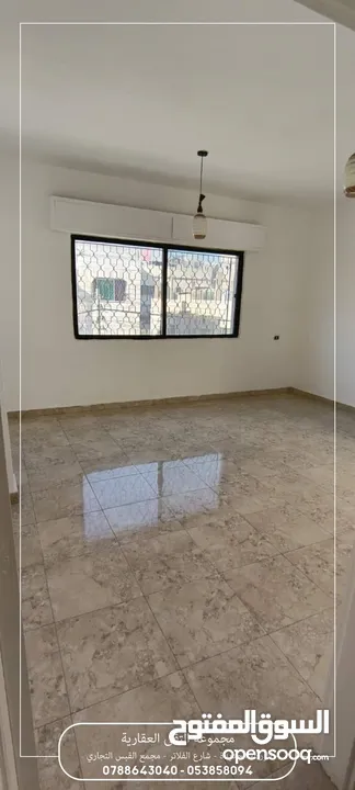شقه طابقيه دور ثالث مع السطح للبيع مساحة 140 متر مربع ،بالقرب من السيفوي والبنوك شارع 36