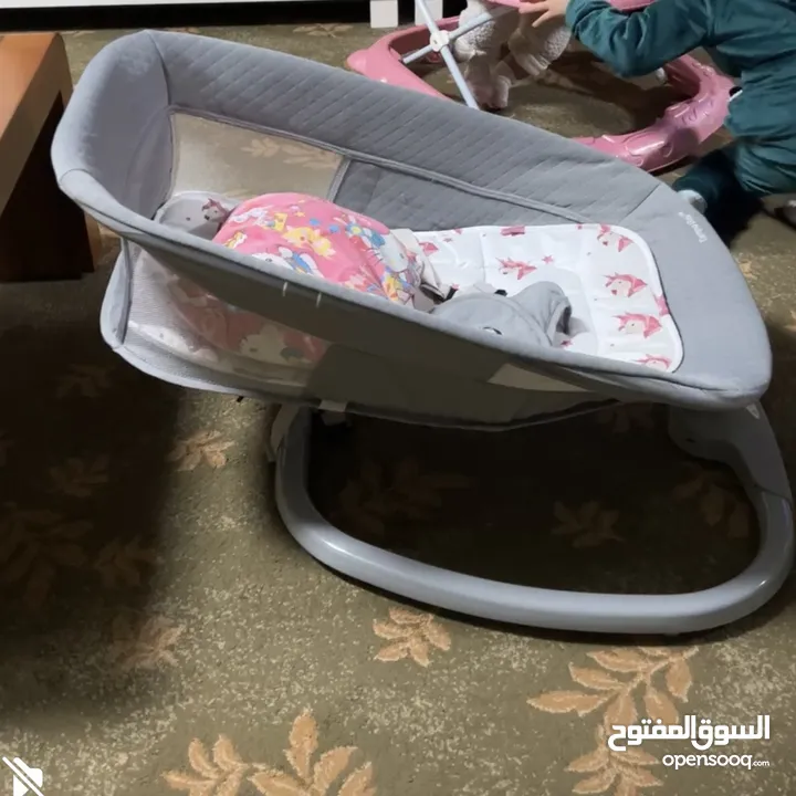 عربايه أطفال جونيور للبيع بوضع ممتاز   ارجوحه بوضع ممتاز مع فلاشه تعمل على الكهرباء او بطاريه